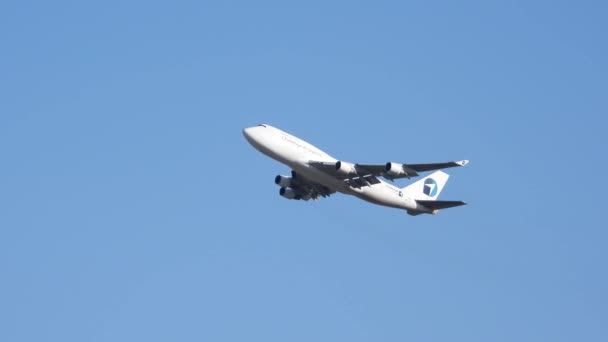 Challenge Airlines Flugzeug Auf Blauem Hintergrund Der Luft Herausforderung Angenommen — Stockvideo