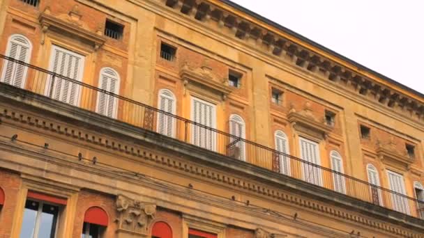 Low Angle Shot Ancient Mullioned Windows Palazzo Accursio Town Hall — Stock Video