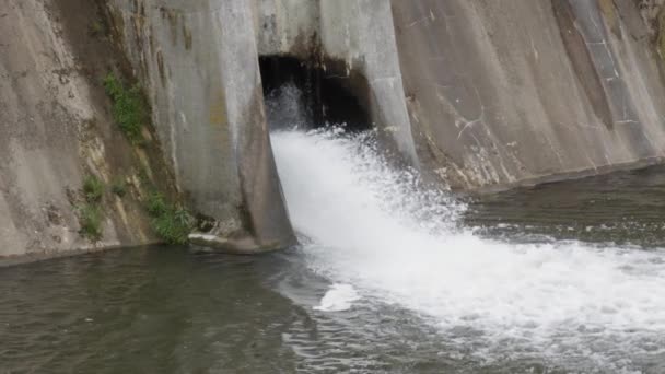 Acqua Uscita Sul Drenaggio Della Centrale Idroelettrica Kolbudy Polonia Statico — Video Stock