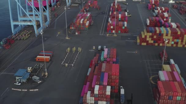 Containerkranen Gestapelde Zware Vrachtcontainers Husky Terminal Port Tacoma Washington Opstijgen — Stockvideo