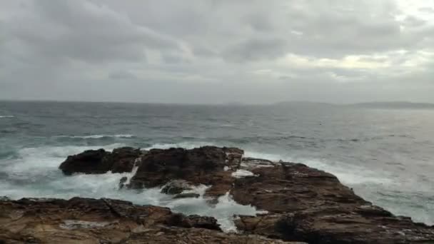 Havet Blåsig Och Molnig Dag Med Vågor Skummande Mot Klipporna — Stockvideo