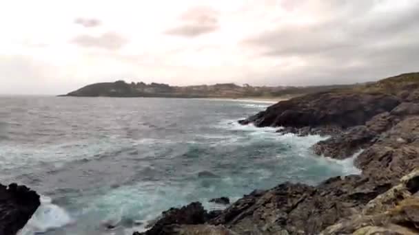 Mar Dia Ventoso Nublado Com Ondas Contra Rochas Penhasco Duas — Vídeo de Stock