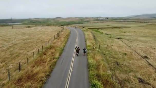 Předjíždění Záběr Lidí Běží Long Rural Street Obklopen Green Fields — Stock video