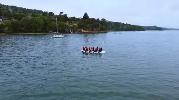 Orbita Sparato Della Gente Che Rafting Nell Acqua Blu Calma — Video Stock