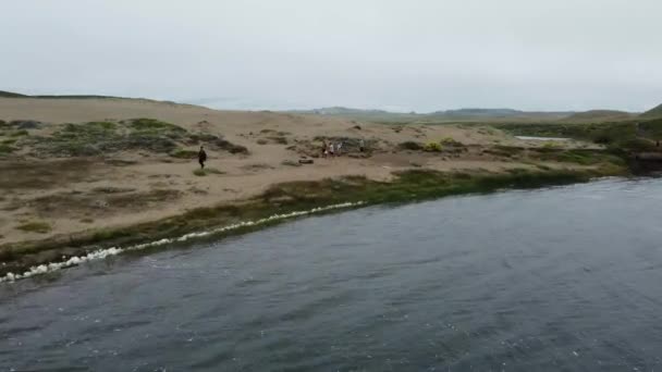Обгоняй Людей Идущих Берегу Голубого Моря Окружённых Водой Калифорния — стоковое видео