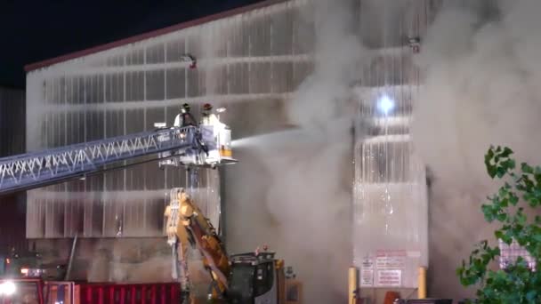 Πυροσβέστες Στο Γερανό Σβήνουν Φωτιά Στην Αποθήκη Πυκνός Καπνός — Αρχείο Βίντεο