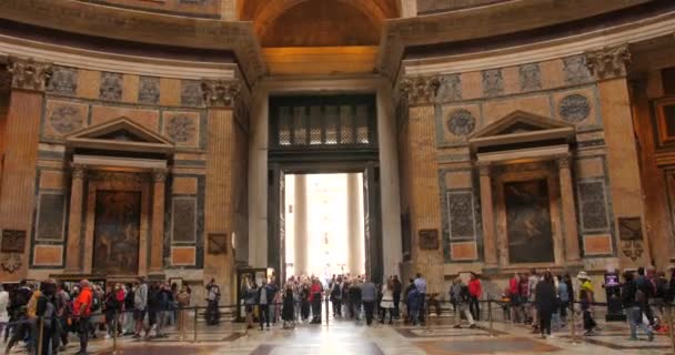 Toeristen Bezoeken Het Pantheon Rome Italië Interieur Onder Koepel Tegenover — Stockvideo