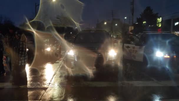 Garé Voitures Avec Phares Nuit Lors Manifestations Freedom Convoy Pan — Video