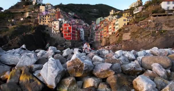 Couple Sitting Breakwater Charming Seaside Town Riomaggiore Aerial — Stock Video