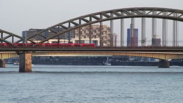 Kolín Nad Rýnem Německo 2022 Vlak Projíždí Historickým Mostem Hohenzollern — Stock video