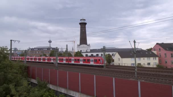 Kolín Nad Rýnem Ehrenfeld Německo 2022 Červený Dojíždějící Vlak Projíždí — Stock video