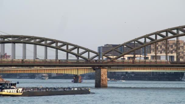 Köln Deki Hohenzollern Köprüsü Nün Altından Bir Petrol Tankeri Geçiyor — Stok video