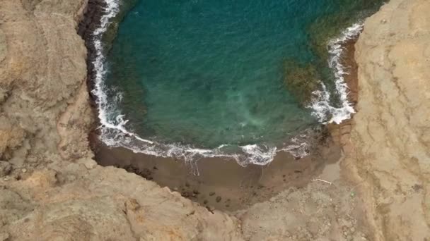 Вид Дрон Над Маленьким Жовтим Піщаним Пляжем Оточений Скелястими Горами — стокове відео