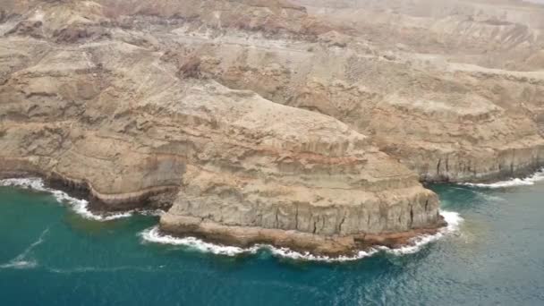 Drohnenblick Über Felsige Berge Und Klippen Umgeben Von Ruhiger See — Stockvideo