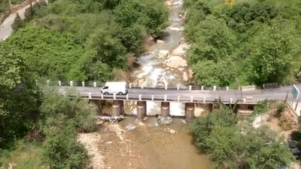 レバノンズビード村の歴史的橋を渡る車の空中撮影 — ストック動画