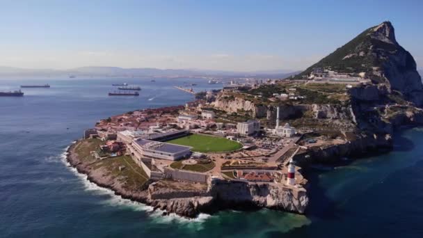 Pemandangan Udara Gibraltar Europa Point Dengan Mercusuar Penarikan Mundur Drone — Stok Video