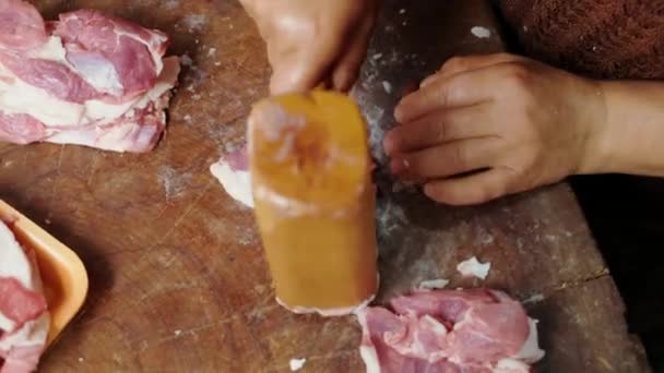 Primer Plano Manos Femeninas Golpeando Carne Fresca Cruda Con Mazo — Vídeo de stock