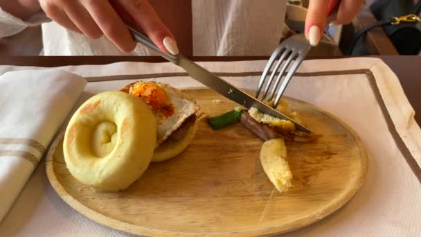 Cięcie Miękkiej Bułki Tuńczykiem Jajkiem Restauracji Tarifie Hiszpanii Jedzenie Dania — Wideo stockowe