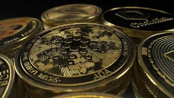 Moneda Ada Cardano Dorado Una Pila Monedas Cripto Girando Sobre — Vídeos de Stock