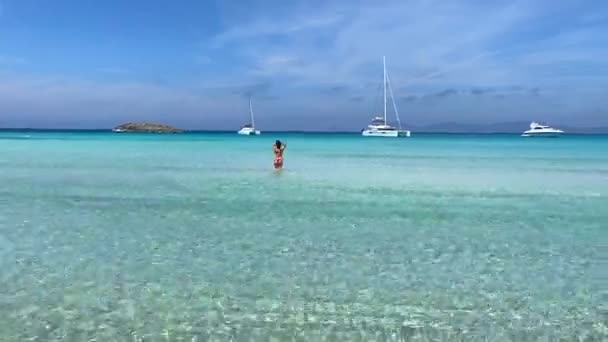 Chica Sexy Disfrutando Momento Épico Vacaciones Ensueño Formentera Ibiza España — Vídeos de Stock