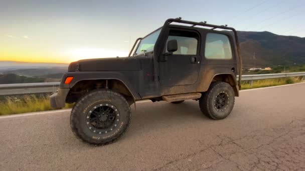 Cool Jeep 4X4 Coche Con Hermosa Puesta Sol Una Montaña — Vídeos de Stock