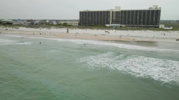 Rastreo Aéreo Del Complejo Shell Island Beach Sobre Surfistas Olas — Vídeos de Stock
