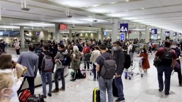 Επιβάτες Περιμένουν Υπομονετικά Τις Αποσκευές Τους Στο Καρουσέλ Του Αεροδρομίου — Αρχείο Βίντεο