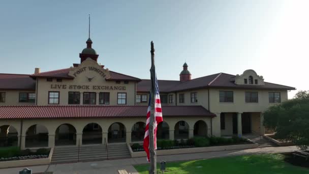 Gebäude Der Viehbörse Fort Worth Mit Amerikanischer Flagge Touristen Besuchen — Stockvideo