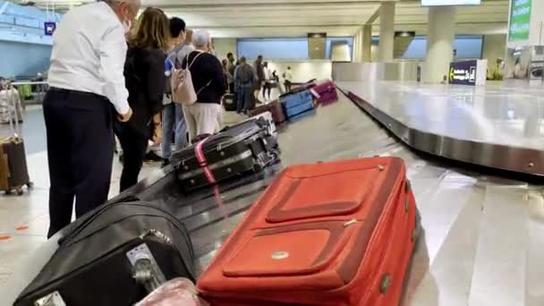 Menschen Die Ihre Koffer Der Gepäckausgabe Des Flughafens Abholen — Stockvideo