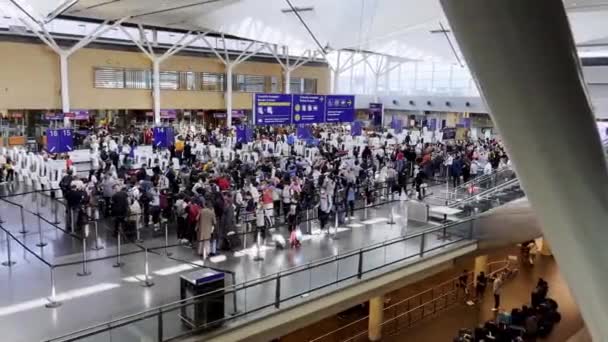 Die Menschen Stehen Flughafen Schlange Als Sie Gerade Gelandet Sind — Stockvideo