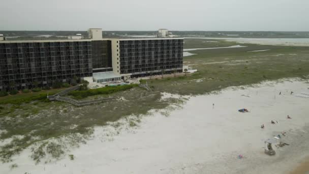 Shell Island Resort Waterfront Aerial Tracking Outwards — Vídeo de stock