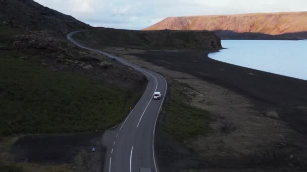 Biały Pojazd Jadący Drodze Wzdłuż Czarnej Plaży Nad Jeziorem Islandia — Wideo stockowe