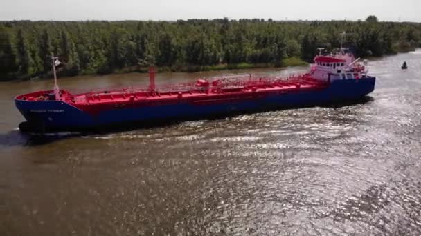 Εναέρια Αριστερή Πλευρά Άποψη Του Amadeus Titanium Chemical Tanker Πηγαίνει — Αρχείο Βίντεο