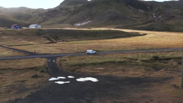 Valle Rural Islandia Con Granja Abandonada Coche Que Viaja Por — Vídeo de stock