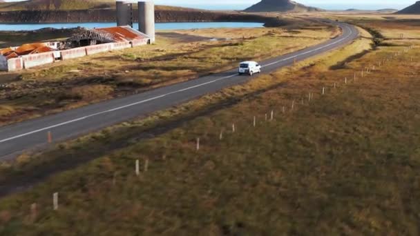 Carro Branco Dirigindo Passado Velho Edifício Deserto Com Luz Solar — Vídeo de Stock