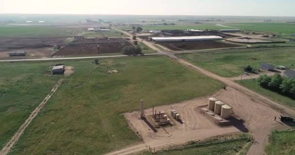 Drone Drifting Ranches Fields Dairy Fracking Site Weld County Junio — Vídeos de Stock