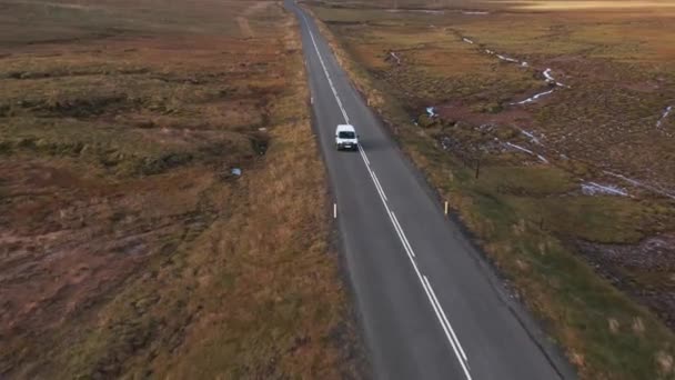 Conduce Coche Largo Camino Abierto Paisaje Del Valle Tundra Antena — Vídeos de Stock