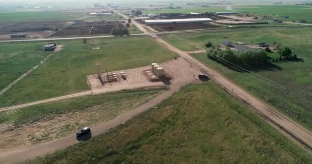 Suv沿着公路驶向科罗拉多州维尔德县2022年的农场地产 夏初拍摄 无人机4K — 图库视频影像
