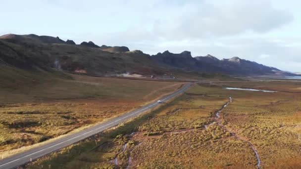 Luz Sol Dourada Iluminando Vale Selvagem Tundra Islândia Com Carro — Vídeo de Stock