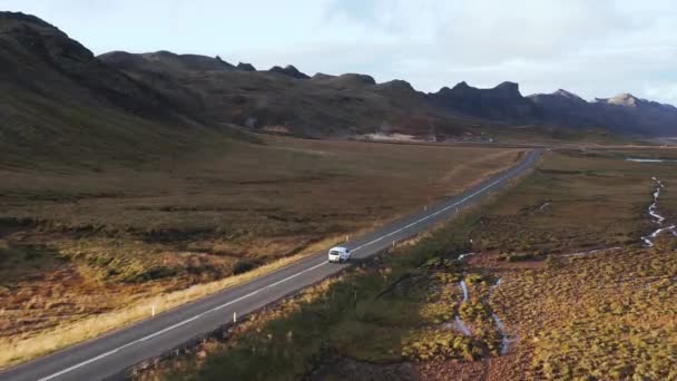 Pequeña Furgoneta Transportadora Conduciendo Valle Remoto Carretera Vacía Islandia Aérea — Vídeo de stock