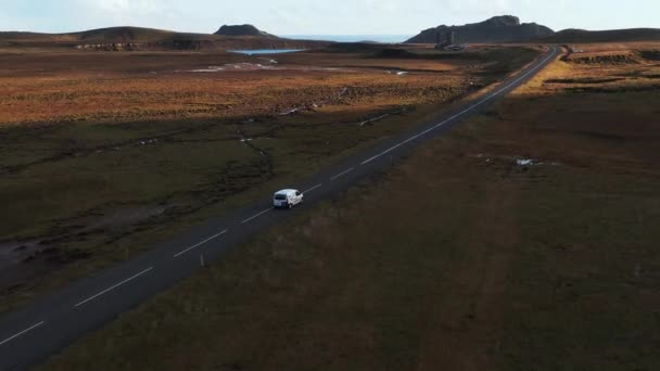 Przejazd Samochodem Przez Malowniczy Islandzki Krajobraz Złotym Słońcem Antena — Wideo stockowe