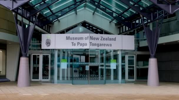 新西兰奥特亚罗阿首府威灵顿的新西兰Te Papa Tongarewa博物馆入口 — 图库视频影像