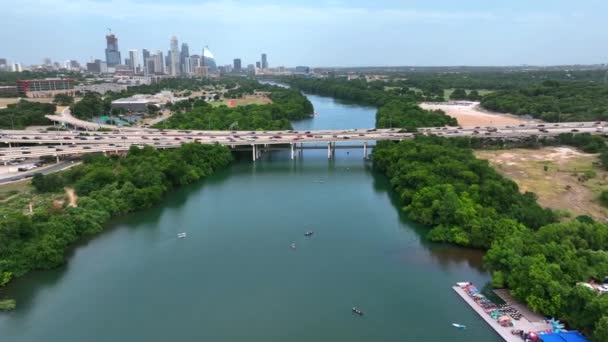 Vízibiciklizők Colorado Folyón Austin Texas Panorámával Távolban Autók Hídon Közlekednek — Stock videók