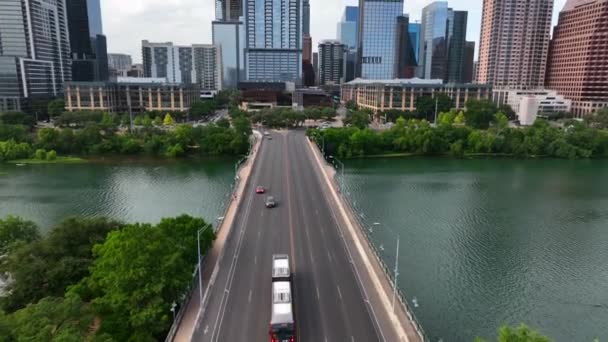 Austin Texas Skyline Aerial Flight Colorado River Reveals Downtown Skyscrapers — ストック動画