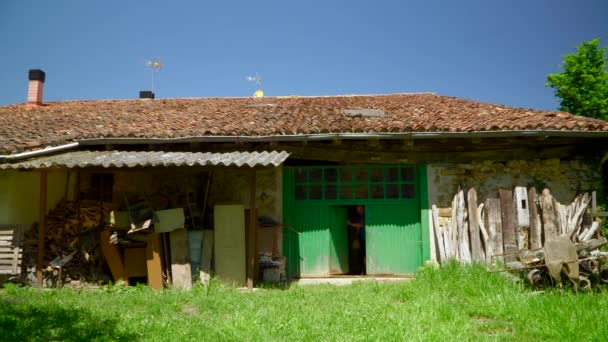 Кавказький Чоловік Виходить Фермерського Будинку Утримуючи Сапку Сонячний День Широкий — стокове відео