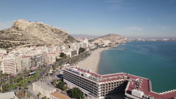 Flyover Alicante Coastline Postiguet Beach Mount Benacantil Fortress Santa Barbara — ストック動画