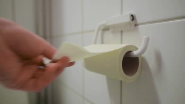 Man Unrolling Large Amount Toilet Paper — Vídeo de stock