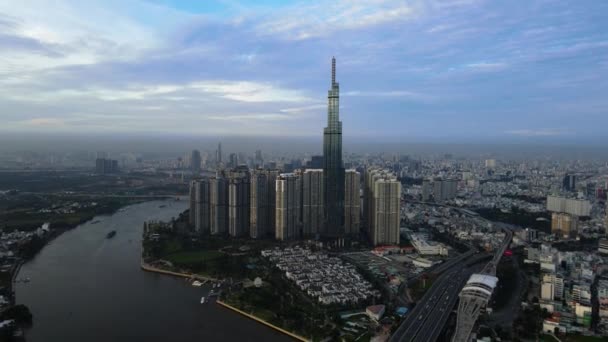 越南胡志明市Cau Sai Gon桥上的81号地标摩天大楼和汽车的空中景观 倾斜无人驾驶飞机射击 — 图库视频影像