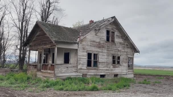 Gruselig Heruntergekommenes Verlassenes Haus Auf Einem Feld — Stockvideo