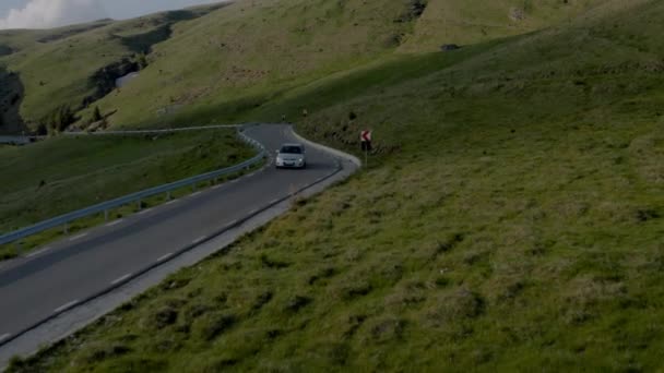 Viaje Por Carretera Una Montaña Disparo Dron — Vídeo de stock